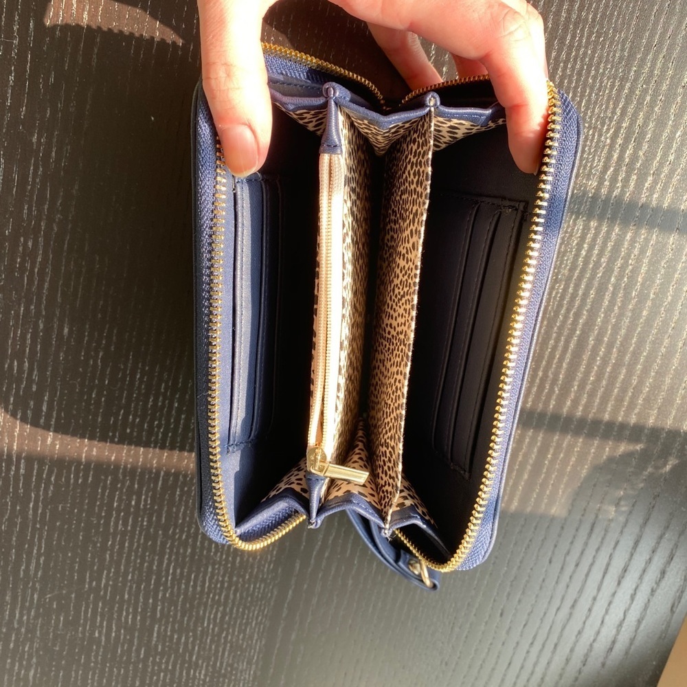 Beautiful Navy Blue Wallet Coin Holder Card Holder with Wristlet Zip Around - Picture 8 of 8